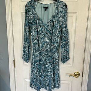 White House black market size 6 blue dress with sleeves with cute slits on them